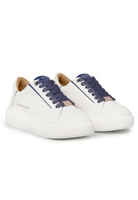 Weiße Ledersneakers mit navyfarbenen Schnürsenkeln, ausgestattet mit einer strukturierten Sohle, dezenten Roségoldakzenten und einer glatten Oberfläche. Markennamen an der Seite.