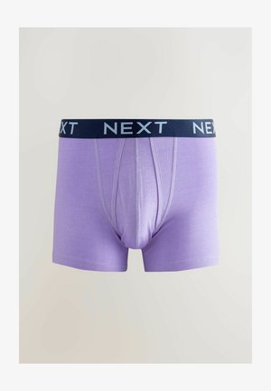 Fioletowe męskie bokserki z granatowym elastycznym paskiem, na którym widnieje marka "NEXT". Gładka faktura, dopasowany krój, brak widocznych wzorów.