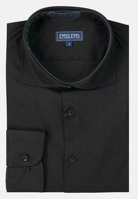 Camisa negra de tela suave, con collar estándar, cierre frontal de botones y puño de un botón. La etiqueta dice "EMBLEMS."