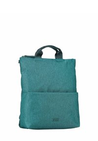 Sac à dos en tissu turquoise de forme rectangulaire, avec une poignée supérieure et une poche avant. Présente une texture lisse et un logo discret dans le coin inférieur.