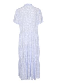 Himmelblaues Kleid mit kurzen Ärmeln, gestuften Design und weißem abstraktem Muster. Weicher Stoff mit einer lockeren, fließenden Silhouette.