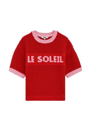 Pull tricoté rouge à manches courtes avec bordure rose et texte "LE SOLEIL" en rose sur la poitrine, présentant un motif perforé.