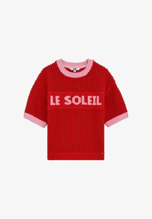 Pull tricoté rouge à manches courtes avec bordure rose et texte "LE SOLEIL" en rose sur la poitrine, présentant un motif perforé.