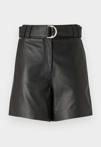 Shorts en cuir noir avec une large ceinture arborant une boucle circulaire en argent. Texture lisse avec une coupe ajustée et un détail de fermeture éclair à l'avant.