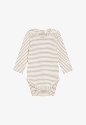Babyrompertje met lange mouwen in licht beige stof met dunne horizontale strepen, voorzien van een ronde halslijn en drukknopen aan de onderkant.