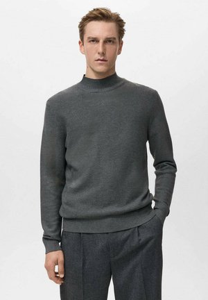 Suéter de punto gris oscuro con un alto cuello acanalado, puños acanalados y dobladillo, que presenta un patrón texturizado en toda la tela.