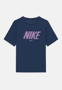 Tamnoplava Nike majica s kratkim rukavima, koja ima gradijentni dizajn loga u ružičastoj i bijeloj boji na prsima i okrugli izrez.