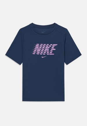 T-shirt Nike azul marinho com mangas curtas, apresentando um design de logótipo em degradê de rosa e branco em toda a largura do peito e um decote redondo.
