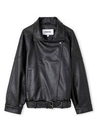 Giubbotto in ecopelle nera con colletto ampio, frontale asimmetrico, tasche laterali e vita con cintura e chiusura a fibbia.