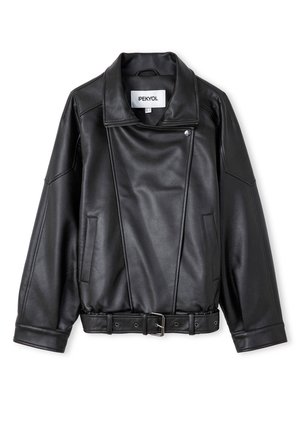 Schwarze Kunstlederjacke mit weitem Kragen, asymmetrischer Vorderseite, Seitentaschen und einem taillierten Bund mit Schnallenverschluss.