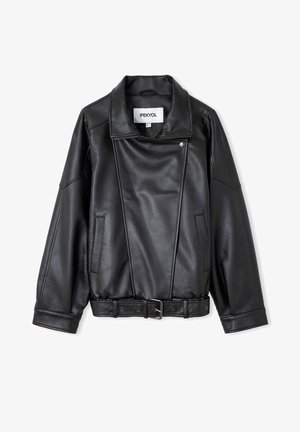 Giubbotto in ecopelle nera con colletto ampio, frontale asimmetrico, tasche laterali e vita con cintura e chiusura a fibbia.