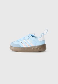 Baskets bleu clair avec des accents blancs, tige en mesh et semelle en caoutchouc beige. Présente des rayures multicolores et une languette au talon.