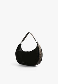Borsa a hobo nera realizzata in materiale morbido, con una tracolla in stampa leopardata, forma curva e dettagli in metallo argentato sulla parte anteriore.