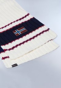 Strikket sweater i elfenben med marineblå og røde striber. Har et islandsk flag-patch på den mørkeblå ribbede sektion. Blødt, struktureret materiale.