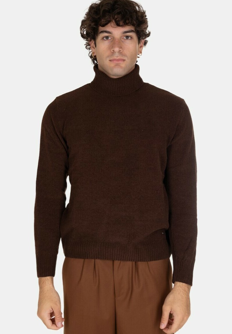 Maglione a collo alto marrone realizzato in un tessuto a maglia testurizzato, con maniche lunghe e un design aderente. Indossato con pantaloni marroni.