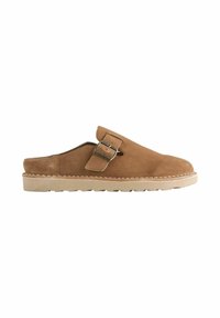 Sabot marron en daim à enfiler avec une boucle latérale réglable et une semelle en caoutchouc beige.
