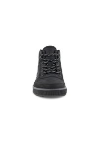 Sneaker alto nero con superficie liscia e testurizzata, lacci grigi a contrasto e una suola di gomma spessa. Presenta un branding minimale e dei dettagli di cucitura.