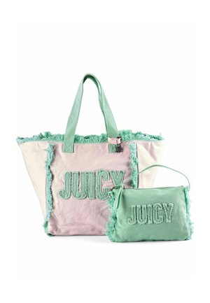 Due borse a tracolla pastello con bordi frangiati, una rosa e una verde, entrambe con la scritta "JUICY" in grandi lettere testurizzate.