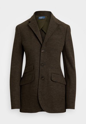 Barna halszálka mintás blazer, felsőgallérral, három gombbal, két elülső zsebbel és egy mellzsebből áll. Texturált anyag és testhez álló fazon.