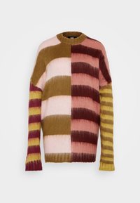 Gruby sweter dzianinowy z szerokimi poziomymi paskami w kolorach brązowym, różowym, bordowym, żółtym i purpurowym, z mieszanymi wzorami na każdej połowie i rękawie.