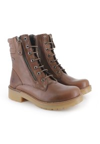 Botas marrones de cuero con cordones y cremallera lateral, suela de goma, puntera redonda y cuello acolchado. Presentan ojetes metálicos y detalle de logo.
