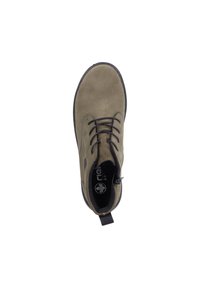 Botte de cheville en suede vert olive avec des lacets foncés, bout rond et semelle texturée. Présente une languette à l'arrière et un logo sur la semelle intérieure.