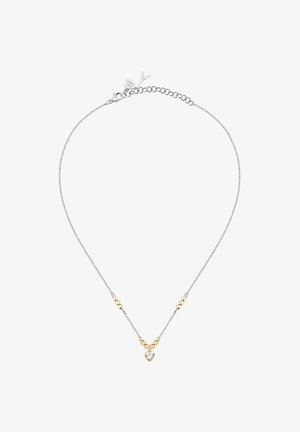Collana in argento con perline dorate e un pendente a forma di cuore con una pietra trasparente al centro.