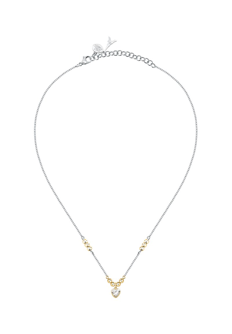 Collana in argento con perline dorate e un pendente a forma di cuore con una pietra trasparente al centro.