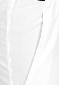 Tejido blanco con un acabado texturizado, que presenta una costura y un diseño de abertura para mayor flexibilidad. Se aprecian acentos de costura clara.