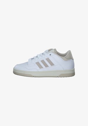 Witte sneakers met beige accenten, een gestructureerde rubberen zool, een ronde neus en drie kenmerkende strepen aan de zijkant; vetersluiting.