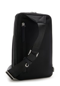 Borsa a spalla nera e rettangolare realizzata in nylon liscio. Presenta una robusta tracolla regolabile e dettagli in metallo argentato. Chiusura con zip nella parte superiore.