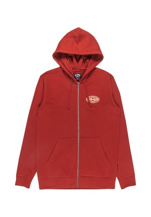 Sudadera con cremallera roja hecha de un tejido suave, que presenta una capucha con cordón, bolsillos frontales y un pequeño logotipo en el pecho. Textura suave.