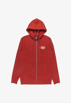 Rød zip-up hættetrøje lavet af blødt stof, med snor i hætten, frontlommer og et lille logo-patch på brystet. Glat tekstur.