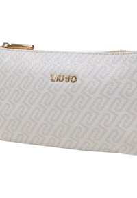 Clutch bianco con texture e un discreto motivo in rilievo, presenta un logo dorato e una cerniera dorata, realizzato in materiale sintetico.