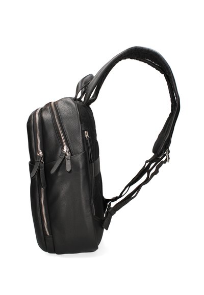 Sac à dos en cuir noir, de forme rectangulaire, avec plusieurs compartiments zippés, des sangles réglables, une surface texturée et des accents en métal argenté.