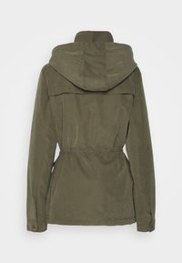 Chaqueta ligera de color verde oliva con capucha, cintura ajustada y puños abotonados. Textura lisa con un diseño simple y funcional.