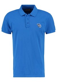 Blaues Baumwollpolo mit Kragen, Knopfleiste mit drei Knöpfen, kurzen Ärmeln und einem kleinen gestickten Logo auf der linken Brust.