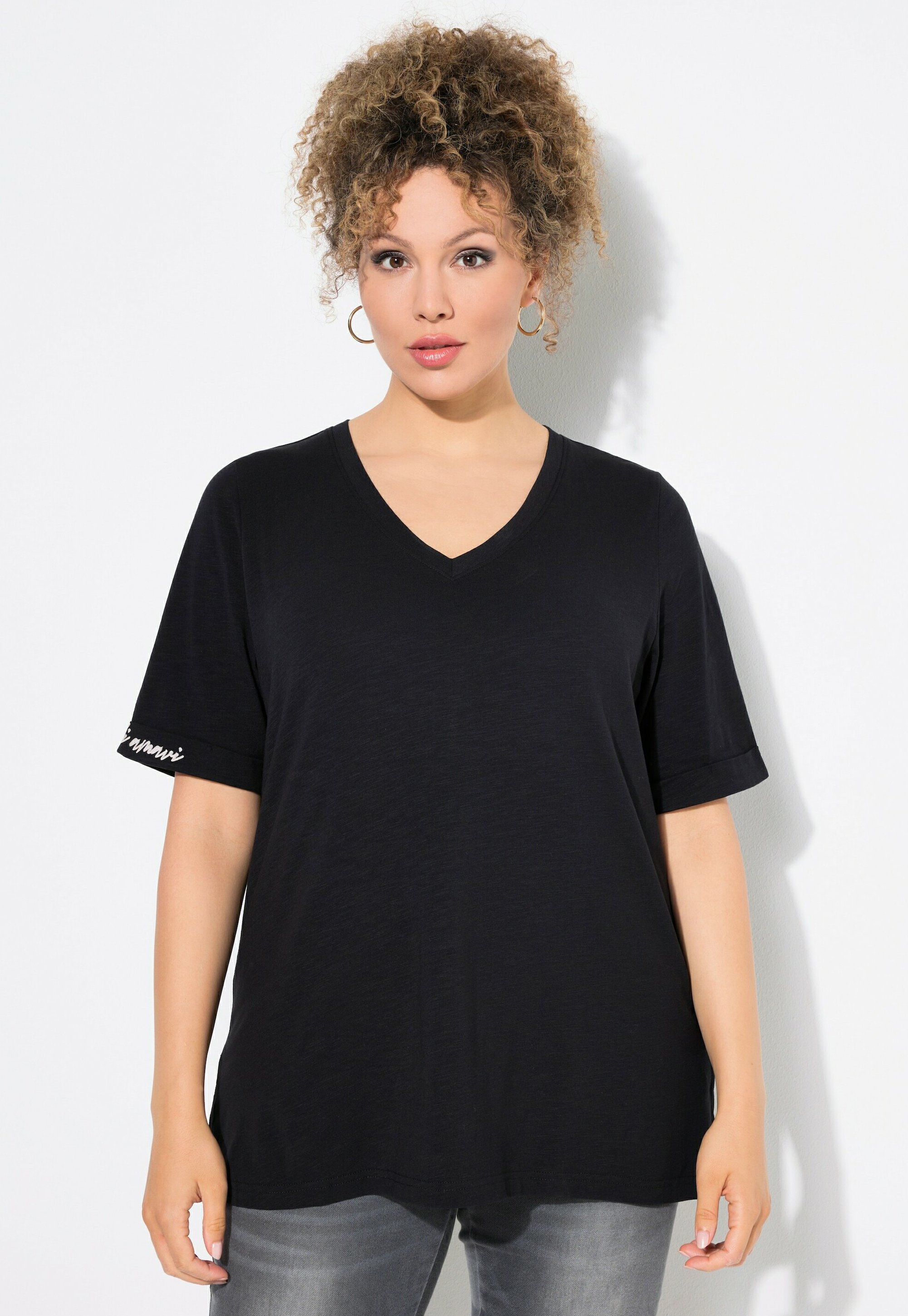 Prendas Básicas Mujer Camiseta Mujer Ulla Popken - Escote V Básico -  Algodón 100% - Corte Relajado Camiseta Mujer Básica, image size:2000x2898