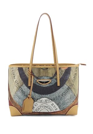 Borsa a mano rettangolare con manici e angoli in pelle color cuoio, con motivo astratto multicolore e targhetta in pelle appesa ad un manico.