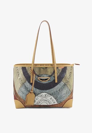 Borsa a mano rettangolare con manici e angoli in pelle color cuoio, con motivo astratto multicolore e targhetta in pelle appesa ad un manico.