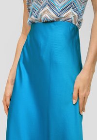 s.Oliver BLACK LABEL MIT DOBBY-STRUKTUR - A-Linien-Rock - azurblau