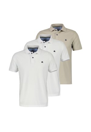 Tre poloshirts med krave, to hvide og en beige, hver med en lille broderet mørk logo på venstre bryst.