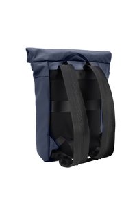 Námořnický batoh s rolovacím víkem, černými polstrovanými ramenními popruhy, texturovaným zádovým panelem, odolnými materiály a minimalistickým designem.