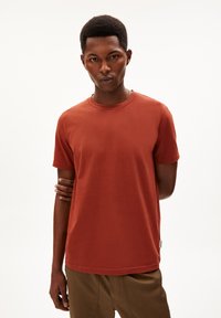 ARMEDANGELS JAAMEL STRUCTURE - T-shirt basic - dark amber