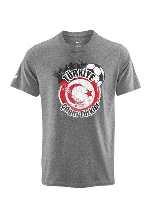 Grijze katoenen t-shirt met een versleten print met een rood en witte cirkelontwerp, "TÜRKİYE," en een afbeelding van een voetbal.