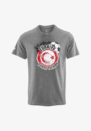 Grijze katoenen t-shirt met een versleten print met een rood en witte cirkelontwerp, "TÜRKİYE," en een afbeelding van een voetbal.