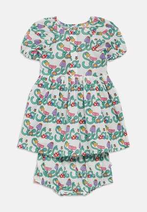 Jurk met bloemenpatroon, korte pofmouwen, knoopsluiting aan de voorkant en geplooide rok. Lichtgrijze stof met groene, roze en gele accenten.