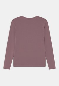 Camisa de manga longa em mauve empoeirado, tecido suave, decote redondo, comprimento reto, sem padrões, design minimalista, adequada para uso casual.