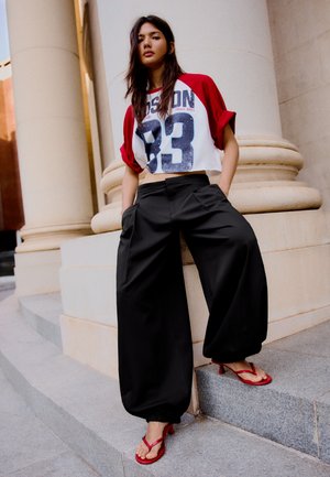 Bershka, BLOOMER TROUSERS - Pantalon classique - black