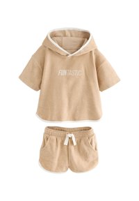 Set corto in spugna beige con maglia a maniche corte con cappuccio e stampa "FUNTASTIC", accompagnato da pantaloncini coordinati con coulisse e tasche.